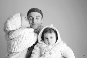photographe-studio-portrait-emotion-famille-noirblanc